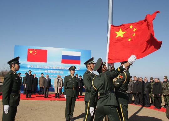 中国俄罗斯国旗握手图片