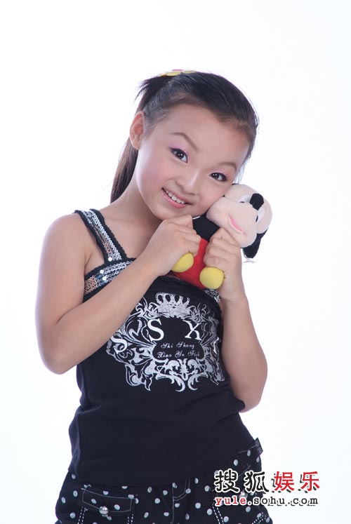 孔莹,从四岁在山东卫视超级小精灵节目中获最高人气小歌手奖崭露头