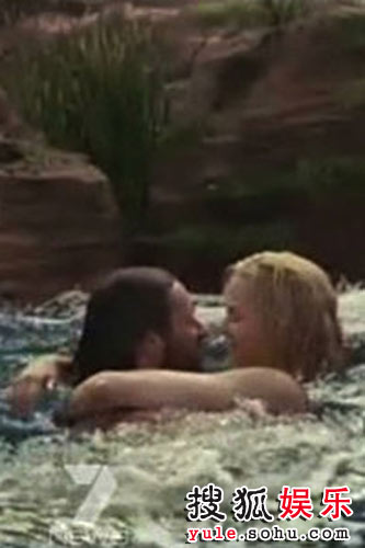 休-杰克曼与赤身裸体的的休妮可跪在水中相拥