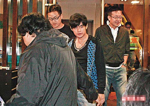 周杰伦（中）前晚在香港铜锣湾吃日本料理，导演刘伟强（右）作陪