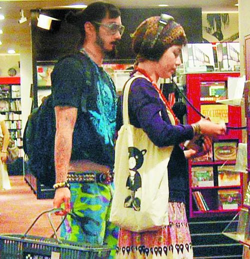 范晓萱(右)和男友allen逛唱片行,她试听cd,他提着购物篮在旁等她