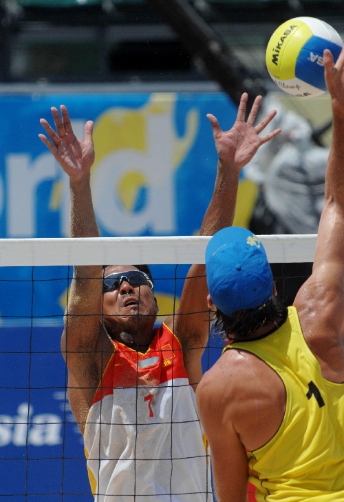 图文:沙滩运动会男子沙排 徐强在比赛中拦网