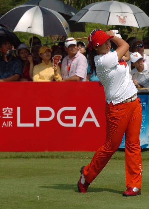 图文:大新华航空lpga赛 中国选手冯姗姗挥杆