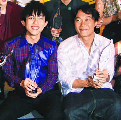 林宥嘉(左)前晚与偶像陈奕迅同台领新加坡金曲奖,露出开心笑容