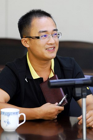 谢志彪，以摄影为主，兼任电视摄像。