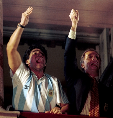 1986年,阿根廷夺取世界杯那时,比拉尔多是主教练,马拉多纳是队长