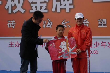 海尔希望小学孩子向奥运冠军张娟娟送画