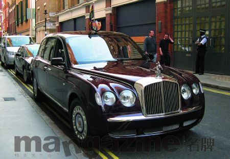 2002꣬͸ӢŮưBentley State Limousine˺󣬴˳ȡ˹˹Ϊ