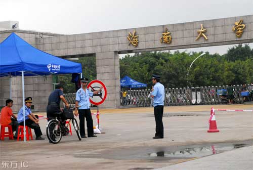2008年11月4日，海口，海南大学北大门，学校派出所民警在盘问欲进校的一名骑车男子。