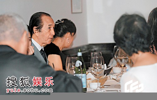 赌前在餐厅巧遇刘銮雄，其后指刘銮雄证实甘比女儿是自己的