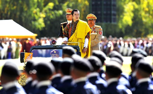 组图:不丹第五世国王发表加冕演说并检阅军队