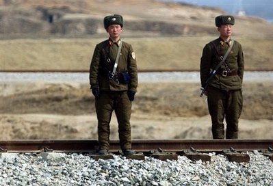 朝鲜士兵铁道旁警戒，脚下的铁路通向开城工业园。