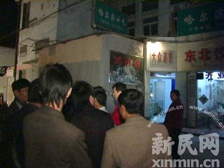 事发现场人群围观。