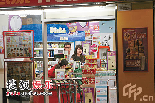 黄德斌与女友到九龙城平价超市扫货。