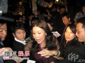公关向媒体派红包引混乱 宣布欣欣亨亨结婚喜讯