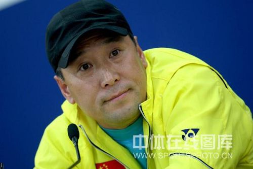 图文:李永波亮相新闻发布会 李永波在想什么