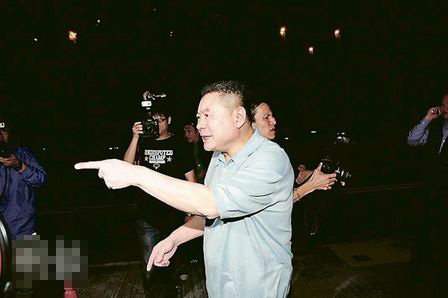 刘銮雄座驾的玻璃被记者刮花，他大骂记者