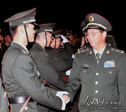 解放軍駐港部隊司令員張仕波少將(右)與輪換出港官兵握手道別.