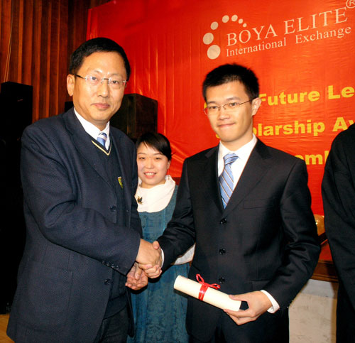 北大国际MBA外方院长杨壮教授为CFL奖学金二等奖获得者颁奖