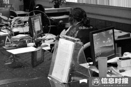 市交通运输管理中心办证大厅，4号窗口被缩小的QQ对话框，正为橘色，显示有信息进来。5号窗口工作人员电脑屏幕上显示着QQ对话框。信息时报记者 叶伟报 摄