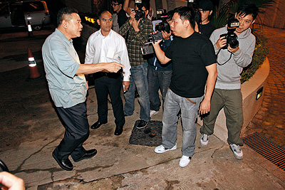大刘晚上探访坐月子的甘比，即被大批记者包围，更与采访记者发生冲突