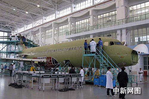 中国商飞上海飞机制造厂arj21总装生产线,科研人员正在总装arj21