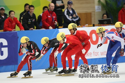 图文短道世界杯中国站次日选手冰上接力