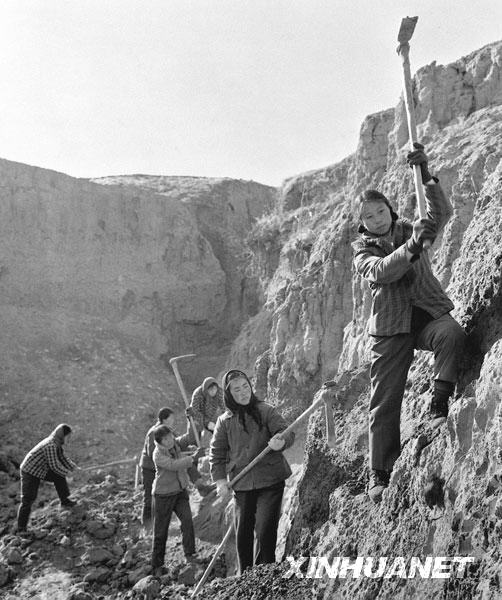 上世纪70年代,大寨铁姑娘队队员在劈山造田新华社发(资料照片)