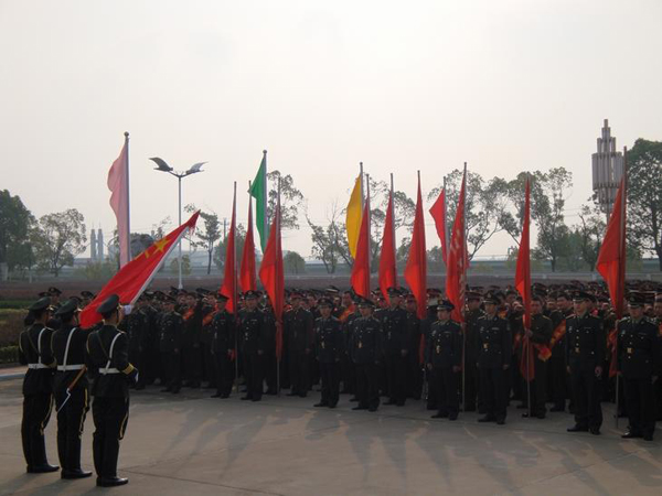 二炮某部举行隆重仪式组织老战士向军旗告别