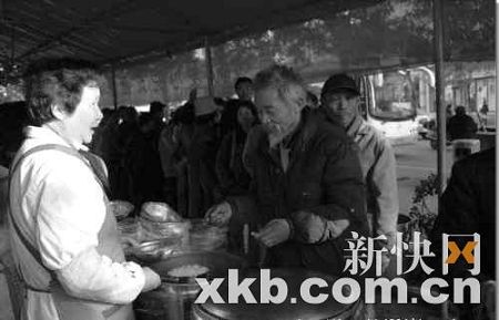 ■早上8时粥亭前排起了长队。 