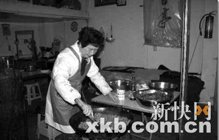 ■黄奶奶在炒菜。 