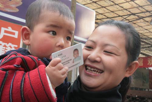 张伯丞小朋友与他的妈妈，据妈妈介绍张伯丞申请办理身份证时只有2个月大。