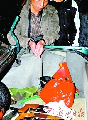 劫匪持枪闯医院抢钱 警方缴两支自制枪支(图)