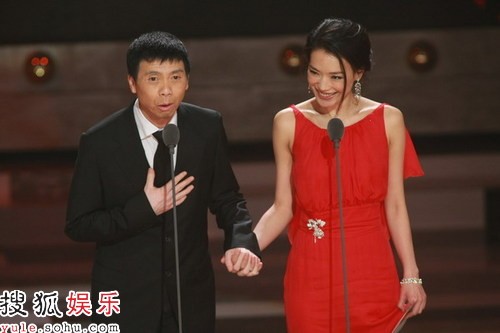 冯小刚与舒淇一起颁出最佳男主角奖