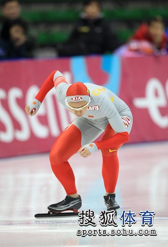 图文:速滑世界杯女子100米 邢爱华准备起跑