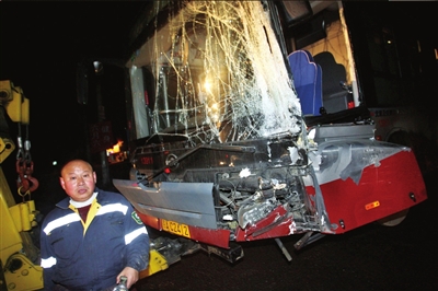 北京一公交与水泥罐车相撞 致多名乘客受伤(图)