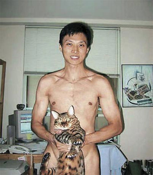 05年倪震将抱着两人爱猫“周慧豹”遮住重要部位的相片放上网分享