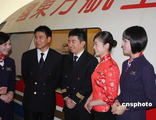 12月12日，东航执飞大陆首班“截弯取直”常态包机机组亮相。航路的“截弯取直”将使航程和时间大大缩短，以上海和南京为例，东航两岸常态包机将比原有周末包机节省70-80分钟。据悉，12月15日，航班号为MU2075的东航空客A321飞机将从上海浦东机场起飞前往台北桃园机场，执飞大陆首班“截弯取直”常态包机。中新社发上海分社 摄 