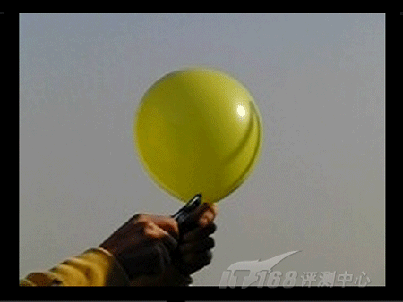 压爆巨大气球图片