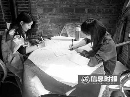 两名报名参加富豪相亲大会的女士正在填表。信息时报记者 徐毅儿 摄