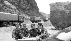 又看了看王从孝,说"这是成都军区川藏兵站部副部长,这次抢运红砖任务