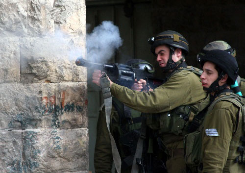以色列士兵向参加抗议的巴勒斯坦人发射催泪瓦斯