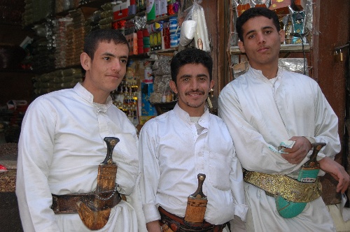也门人佩带弯刀已有2700多年的历史,昔日用作防身的弯刀如今几乎成为
