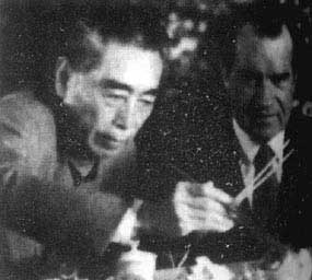 理查德·尼克松1972年2月21日第一次出访中国时，周恩来总理教他如何用筷子