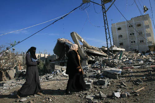 加沙当地目击者称,以色列士兵和巴勒斯坦武装人员当晚在加沙城东部和