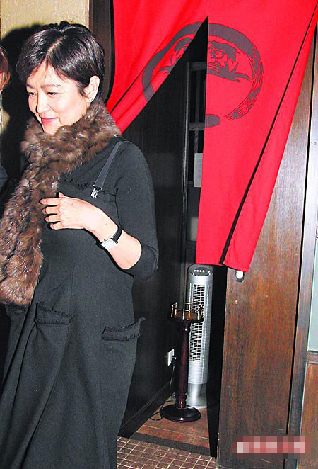 林青霞前晚笑脸盈盈走出香港湾仔日本料理店。