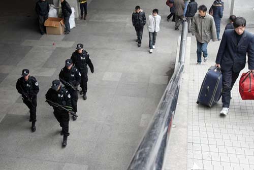 2009年1月8日，杭州特警持枪在杭州火车站售票大厅外巡逻。
