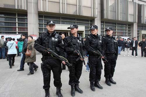 2009年1月8日，杭州特警持枪在杭州火车站售票大厅外巡逻。