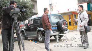 本报特派记者接受云南电视台采访