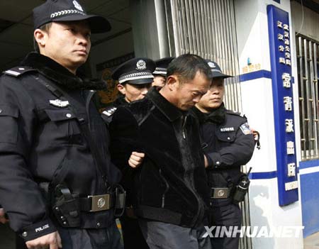 1月11日，公安部A级通缉令通缉的、在湖北随州杀死8人的犯罪嫌疑人熊振林在武汉被警方抓获。新华社发（李江林摄）